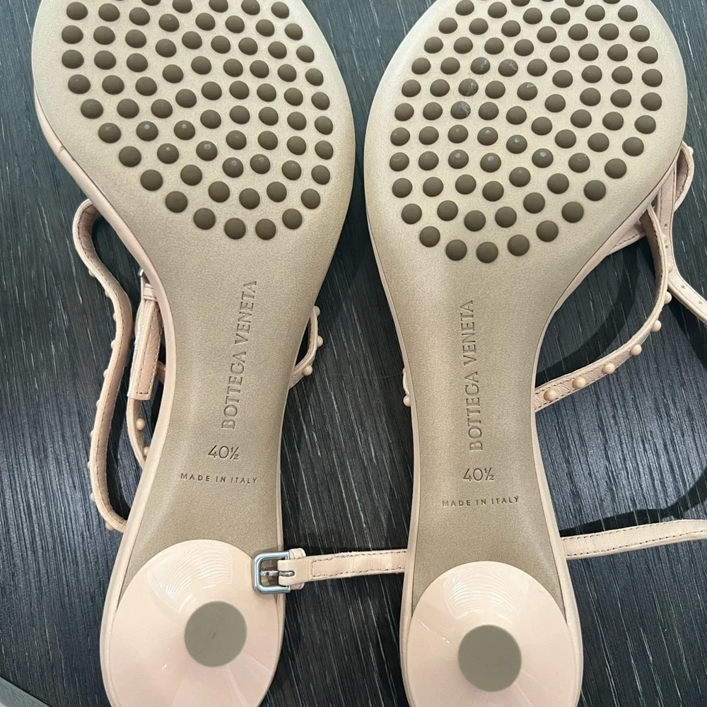 Bottega Veneta Beige Textured Sandals - Picture 7 of 8